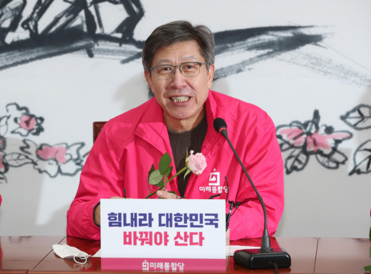 박형준 통합당 공동선거대책위원장이 31일 국회에서 열린 선거전략대책회의에서 발언하고 있다. 연합뉴스